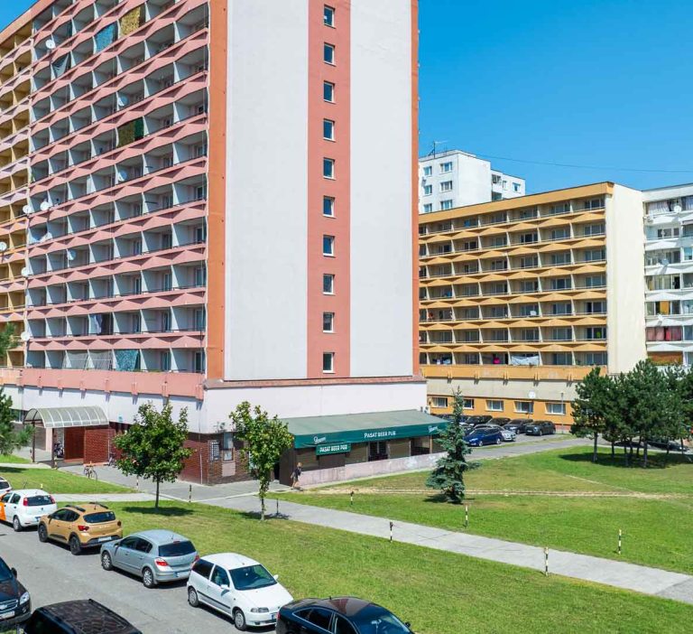 Vlastný byt – Bratislava, Devínska Nová Ves – exteriér bytového domu